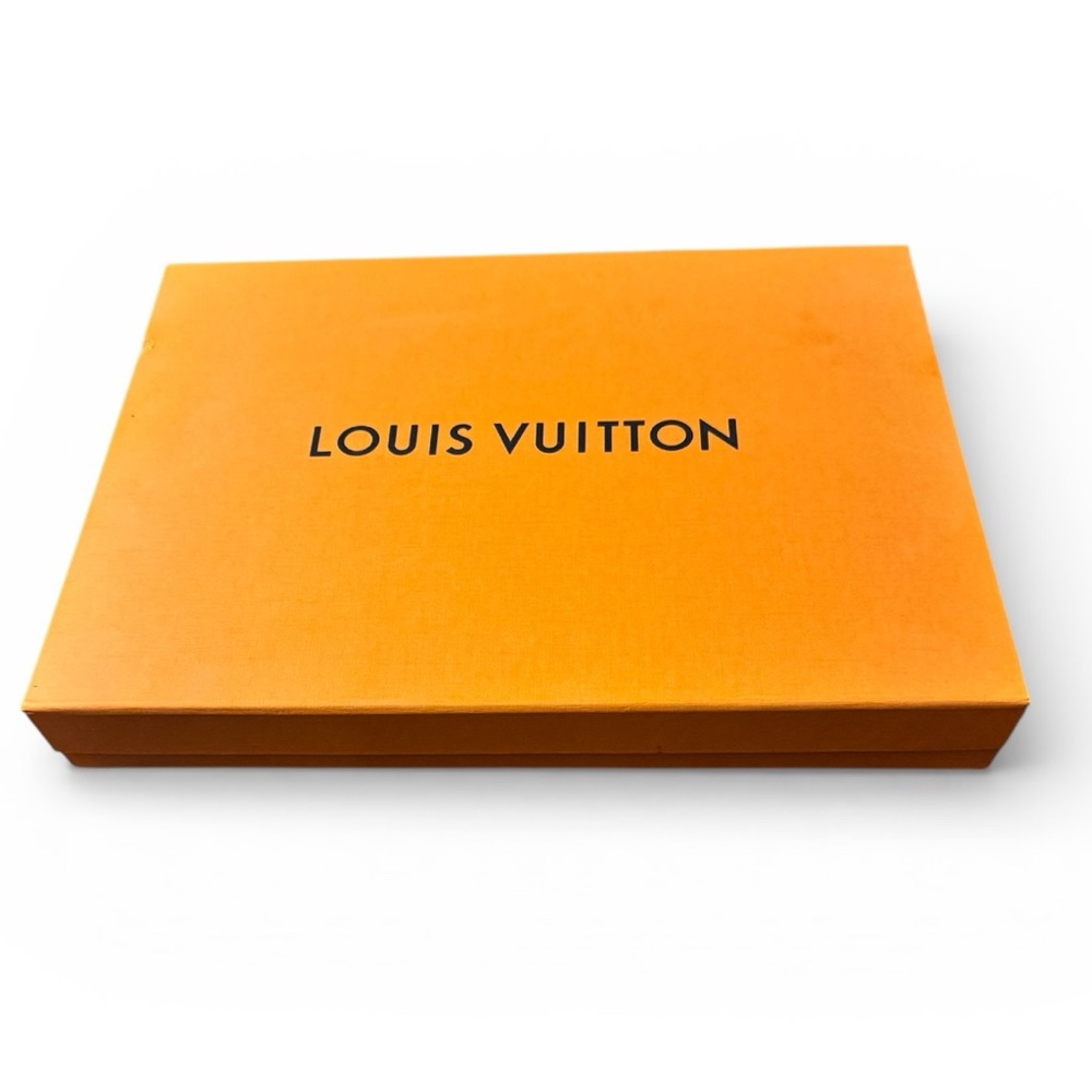 Louis Vuitton Magnet Closure Box & Ribbon - Picture 11 of 12